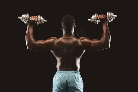 非洲男健身模型的后视力图片