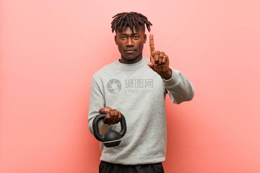 年轻健壮的黑人男子拿着哑铃用手图片