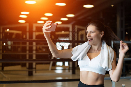 年轻运动女青年在健身房图片