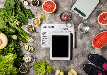 健康食品板电脑饮食计划和运动鞋图片