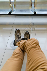 坐在机场停车场的地板上图片