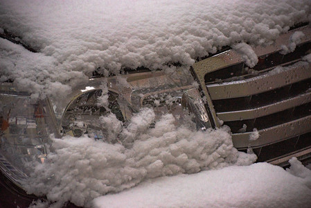 雪下SUV的轮廓图片