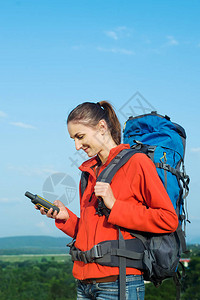 手持GPS导航器全球定位系统设备的徒步旅行者图片