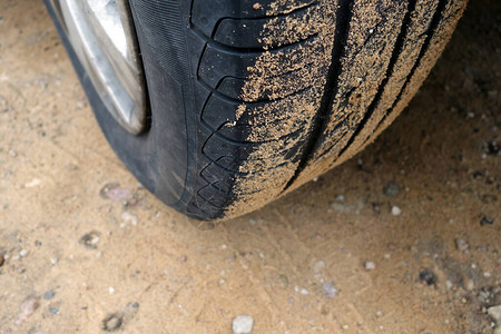 沙子里的车轮交通和道路图片