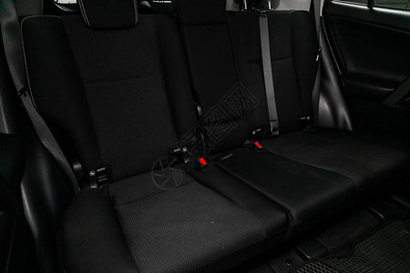 带安全带的黑色后排座椅的特写镜头现代汽车内饰图片