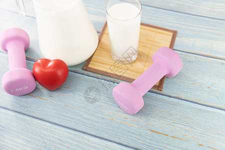 运动或锻炼用的玻璃牛奶和哑铃良图片
