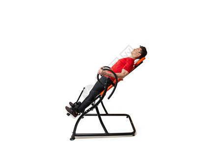 一个人在反向桌子上做运动治疗背部疼痛图片