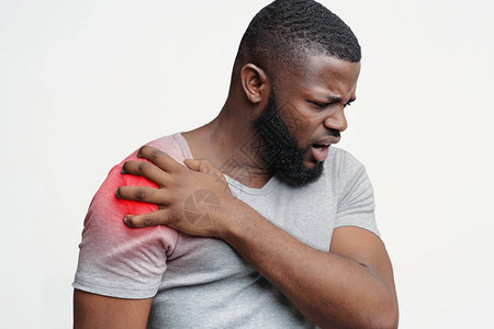 患有肩部痛伤保健和医疗概念的Afr图片