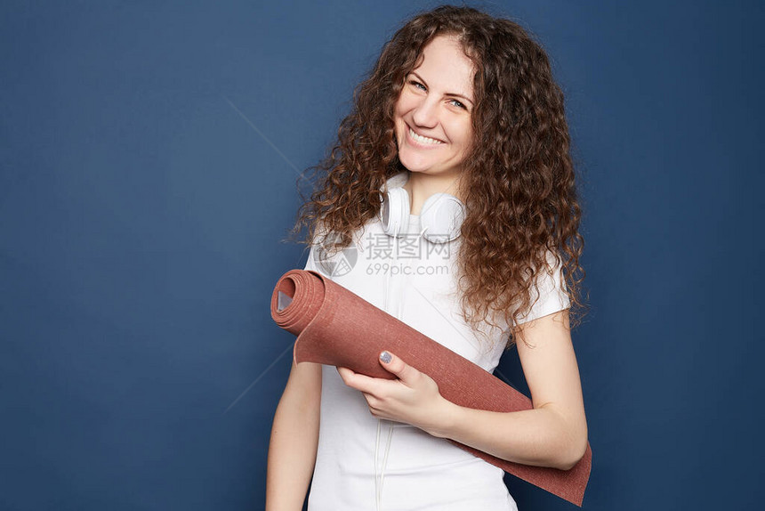 穿着运动服的有吸引力的高加索卷发妇女肖像图片