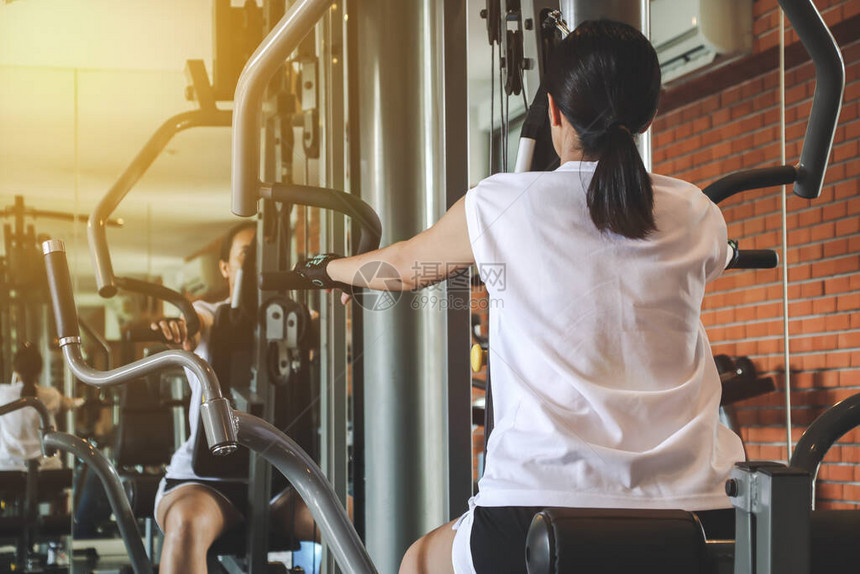 妇女在健身房锻炼机器图片