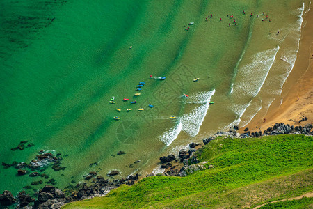 浅色皮艇和游泳者的海背景图片
