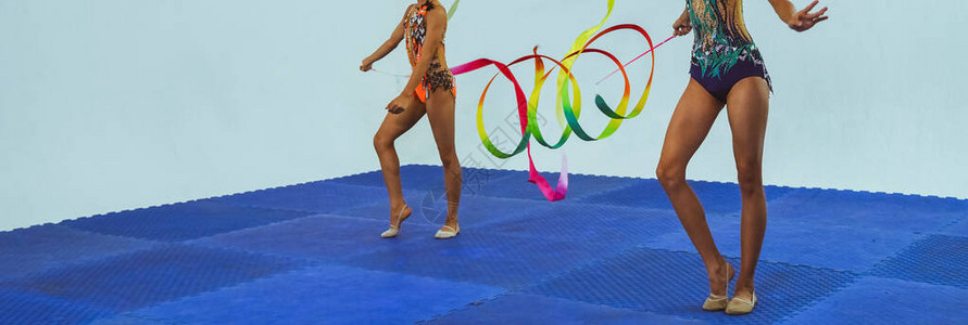 身穿运动服礼的体操运动员背景图片