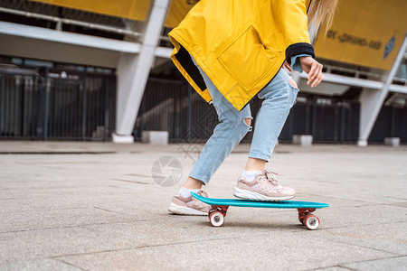 在滑板公园滑冰时滑板手脚的特写镜头骑在滑板上的人孤立的视图图片