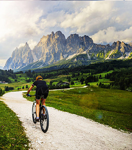 dAmpezzo的旅游中骑自行车图片