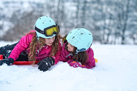 青少年朋友在冬日滑图片
