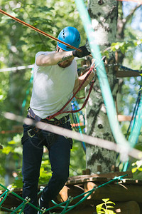 绳索冒险男人即将在树上挂着的悬图片