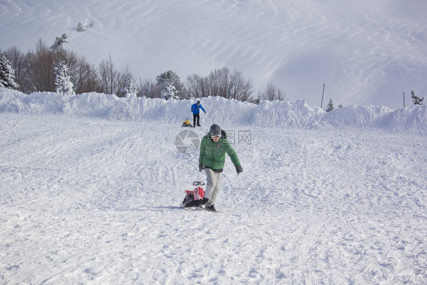 双胞胎在雪地上滑冰图片