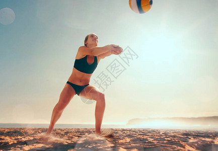 打沙滩排球的女人背景图片