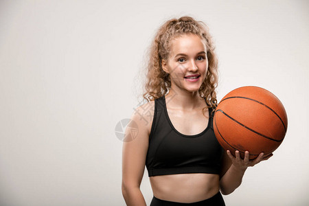 快乐的年轻成功女子篮球运动员图片