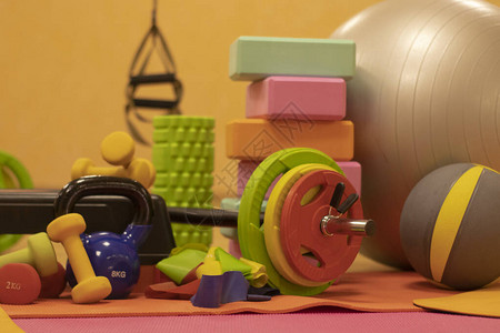 设置各种明亮的运动器材的组成壶铃健身带球地毯哑铃杠铃踏步平台体育概念背景图片