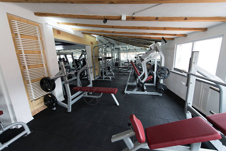 现代健身房健身中心设备和机图片