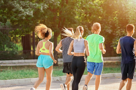 一群在户外跑步的运动型年轻人图片