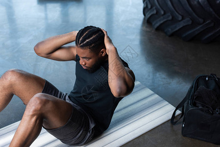 在健身房做腹肌的非洲男肌肉图片