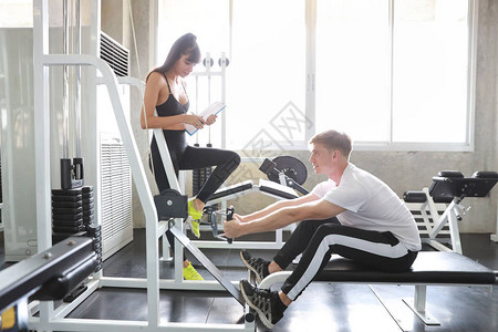 在健身房使用锻炼机的体操运动员图片