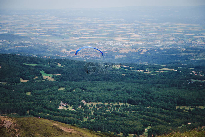 团体着陆跳伞运动员对着天空的剪影图片
