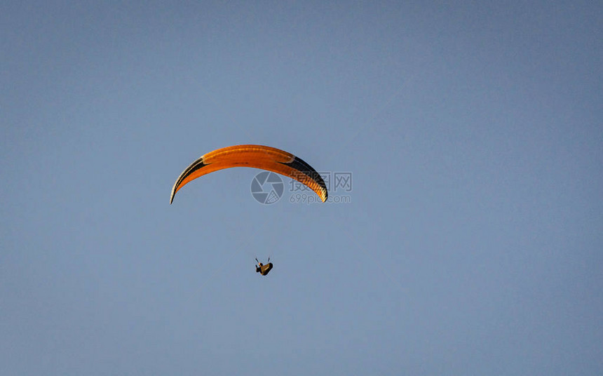 滑翔伞在天空翱翔图片