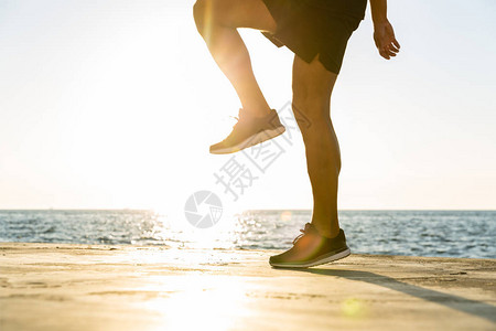 在日出前在海边工作的运动员背景图片