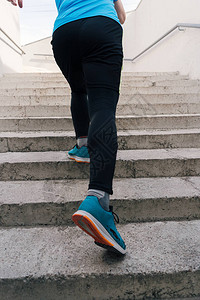 年轻男子的腿在城市楼梯上跑楼健身运动人运动和图片