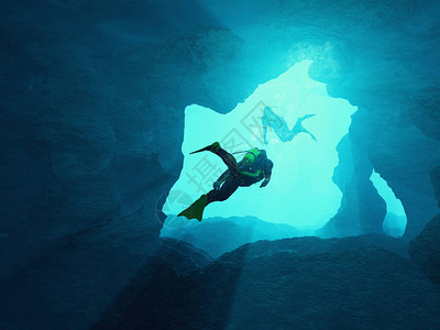 海洋深处潜水员的轮廓这是图片