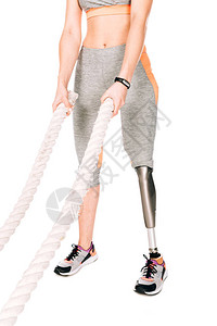 残疾人运动女运动员的假腿训练图片