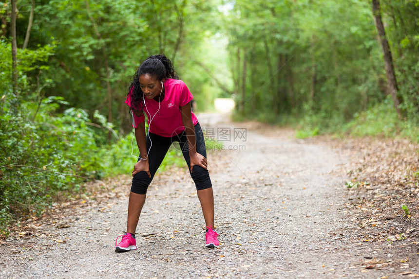 非裔美国女慢跑者肖像健身人和健图片