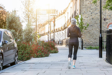 早上在伦敦街头跑步的女身体活动和健图片