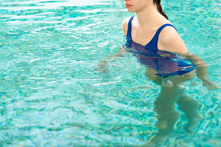 女人在游泳池游泳的剪影背景图片