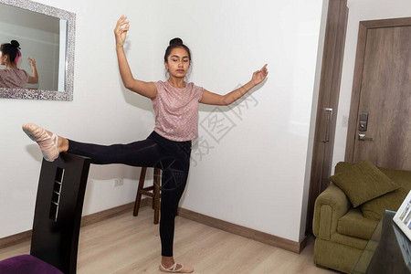 在客厅里练习芭蕾和体操图片