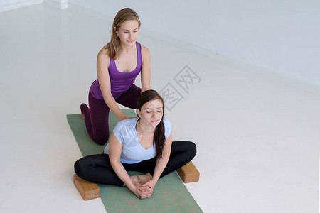 两个妇女练瑜伽图片
