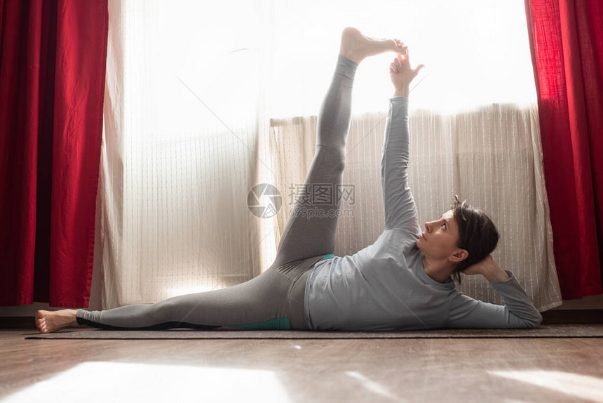 做健身伸腿锻炼Anantasana或侧靠后腿抬起瑜伽的年轻图片