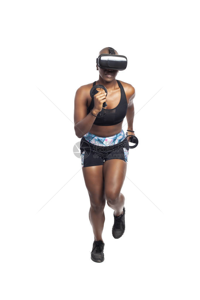 黑人非洲裔美国女在VR中跑步图片