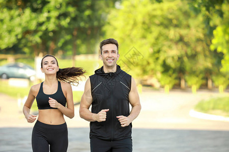 运动型年轻夫妇在户外跑步图片