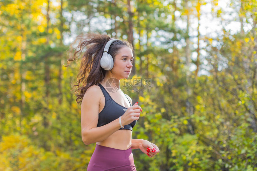 女在户外慢跑关闭侧面肖像积极的图片