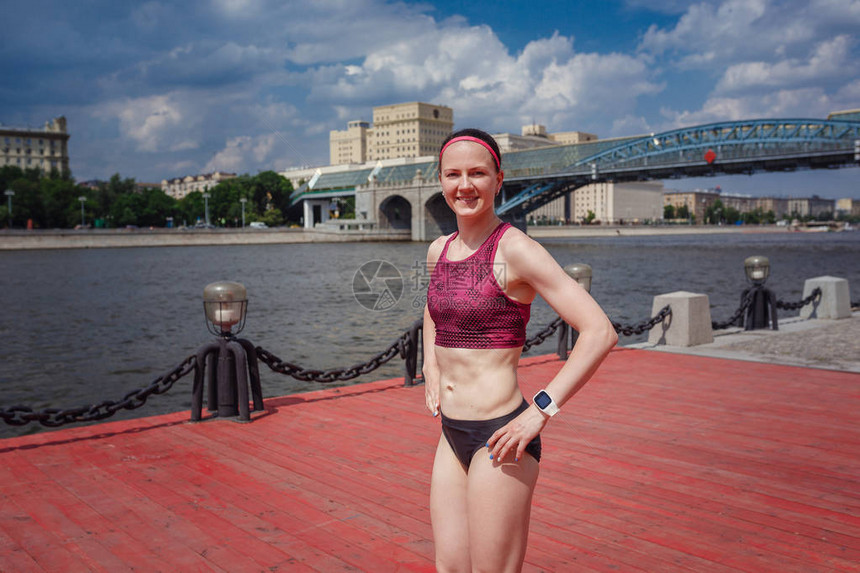 假日周末在公园跑步训练个人速度和爆发力的职业年轻女跑步运动员大城市健康生活方式的理念和理念莫斯图片