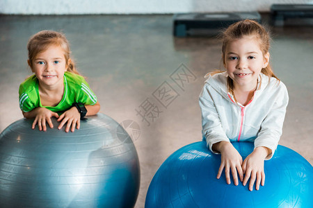 儿童有选择地关注在健身中观看照相机微笑和仰着图片
