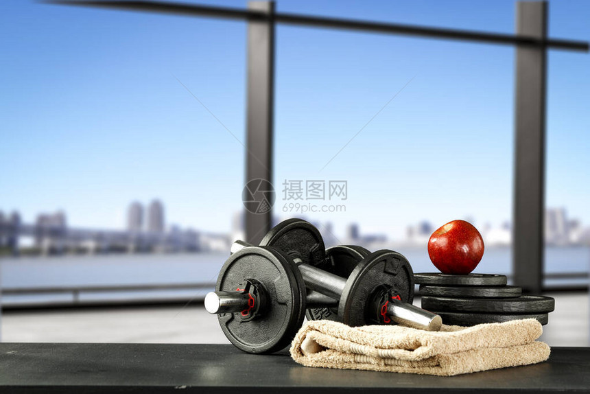 哑铃杠铃和健身凳在健身房锻炼健身房背景模糊的产品和装饰品图片