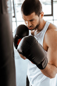 运动员在拳击手套训练中的选择焦点与出气筒图片