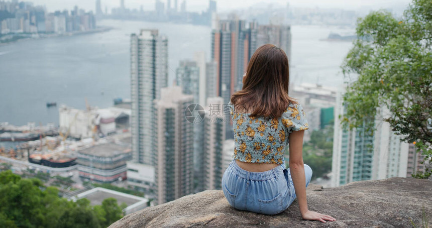 女人坐在山顶的山顶图片