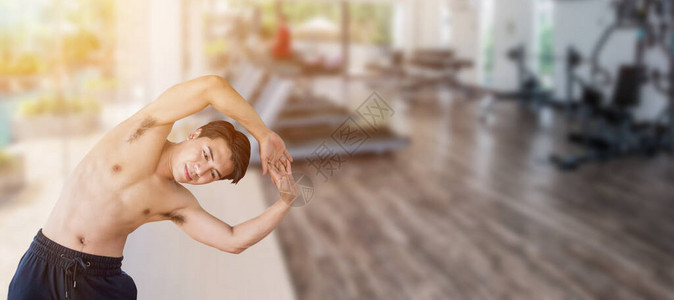 身心改善在健身房练习瑜伽的人图片
