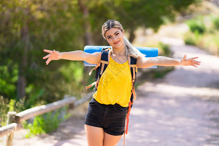 少女在户外徒步旅行介绍和邀图片